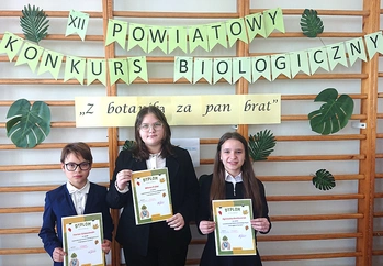 Agnieszka, Milena oraz Florian z dyplomami za udział w Powiatowym Konkursie Biologicznym